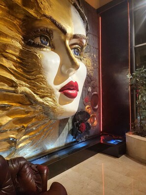 Een 35-inch lcd-televisie met kabelzenders en een printer