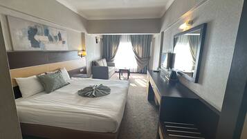 标准双人房 | 高档床上用品、迷你吧、办公桌、笔记本电脑工作区