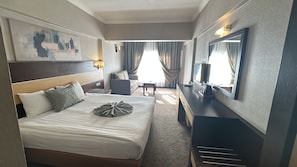 Standaard tweepersoonskamer | Luxe beddengoed, een minibar, een bureau, een laptopwerkplek