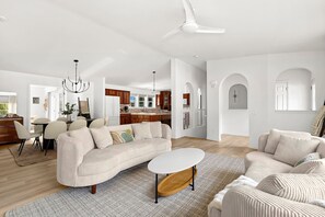 Smart-TV, peis, DVD-spiller og fotballspill