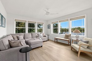 Smart-TV, peis, DVD-spiller og fotballspill