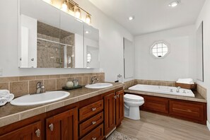 Shower, jetted tub, hair dryer, towels - Waterfront Home with HOT TUB, Large Dock, Game Room, Movie Theater  (Winona)