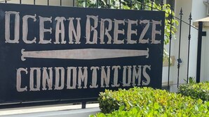 Cartell per a Ocean Breeze Condominiums.