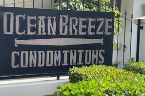 Schild für das Ocean Breeze Condominium.
