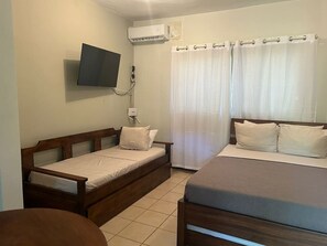 Escritorio, wifi gratis y ropa de cama 