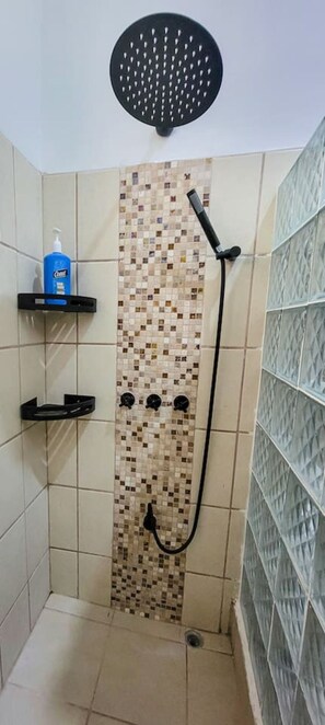 Shower - Blissful Little Dreams Studio (Playa Ocotal)