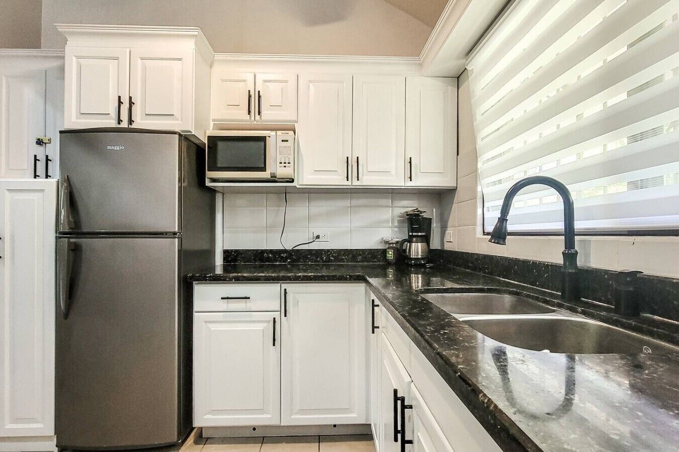 Frigorífico, microondas, placa de cocina y cafetera o tetera