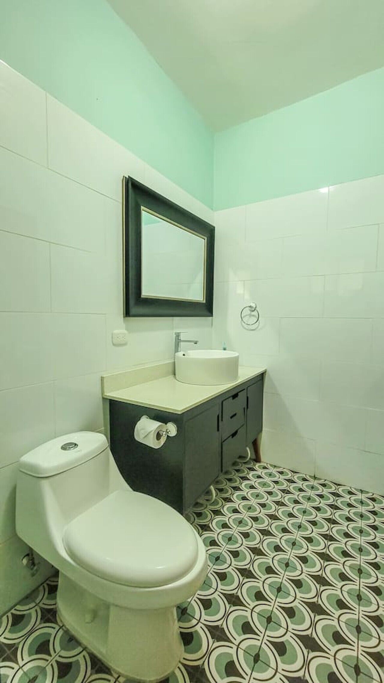 Ein Badezimmer mit Toilette, Waschbecken und Spiegel.