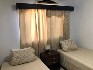 Escritorio, wifi gratis y ropa de cama 