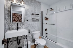 Toallas, jabón, papel de baño 