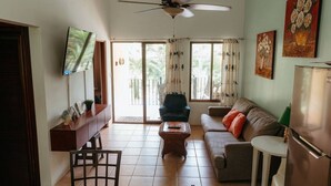 A living room with a ceiling fan, a television, a sofa, a coffee table, and a refrigerator. - Dolce Vita La Colina in Ocotal (Ocotal)