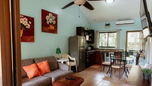 A living room with a sofa, coffee table, and artwork on the wall. - Dolce Vita La Colina in Ocotal (Ocotal)