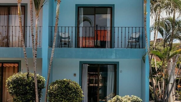A two-story building with a swimming pool in front. - Villa Riviera in Coco Beach (Coco)