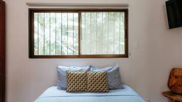 Escritorio, wifi gratis y ropa de cama