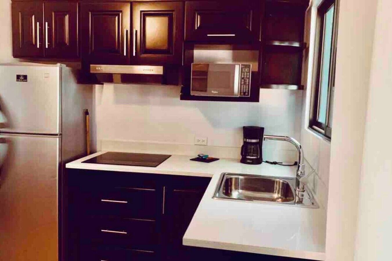 Kühlschrank, Mikrowelle, Herdplatte, Wasserkocher mit Kaffee-/Teezubehör