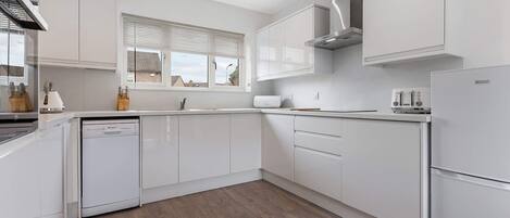 Réfrigérateur, micro-ondes, four, lave-vaisselle