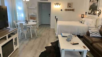 1 makuuhuone, työpöytä, silitysrauta/-lauta, Wi-Fi