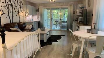 1 makuuhuone, työpöytä, silitysrauta/-lauta, Wi-Fi