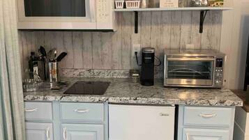 Een magnetron, een oven, een koffiezetapparaat/waterkoker