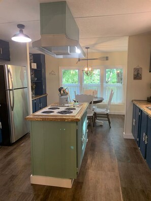 Fridge, microwave, oven, stovetop - The Hilltop Hideaway, Extended Stays Welcome! (Shirley)