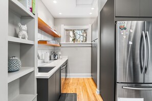 Réfrigérateur, micro-ondes, four, plaque de cuisson