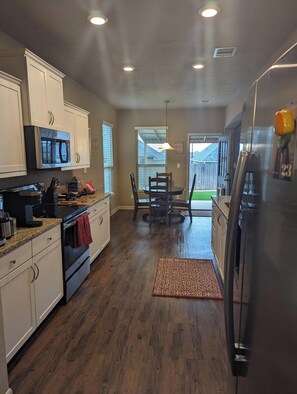 Fridge, microwave, oven, stovetop - Spacious 4BR+loft pet friendly home12 min from Kyle Field, large yard, gas grill (Bryan)