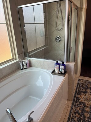 Shower, hair dryer, towels, soap - Spacious 4BR+loft pet friendly home12 min from Kyle Field, large yard, gas grill (Bryan)