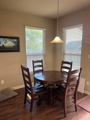Dining - Spacious 4BR+loft pet friendly home12 min from Kyle Field, large yard, gas grill (Bryan)