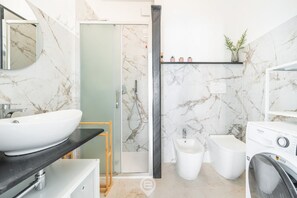 Bruser, hårtørrer, bidet, håndklæder