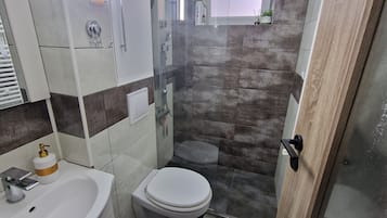 Shower, jetted bath, hair dryer, towels