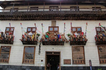 Villa-sleeps4-parking-garden-pool-nearairport