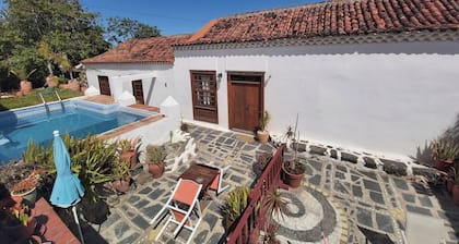 Villa-sleeps4-parking-garden-pool-nearairport