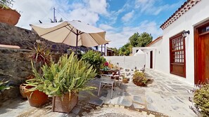 Villa | Outdoor dining - Remarkable 4-bed Villa (San Cristóbal de La Laguna)