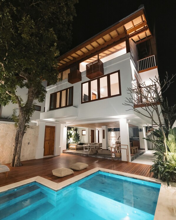 Fassade der Unterkunft – Abend/Nacht