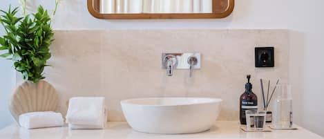 Een regendouche, milieuvriendelijke toiletartikelen, een haardroger