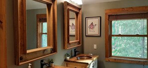 Hiustenkuivaaja, pyyhkeet, saippua, sampoo