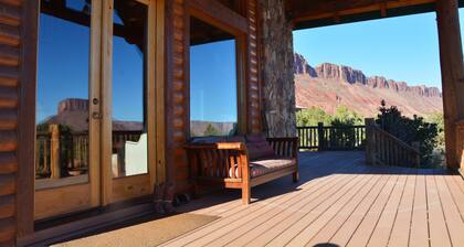 Pet friendly tranquil 3-bedroom house in Castle Valley, close to Moab and Arches