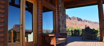 Pet friendly tranquil 3-bedroom house in Castle Valley, close to Moab and Arches