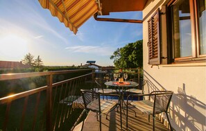 Outdoor dining - Amazing home in Labin (Labin)
