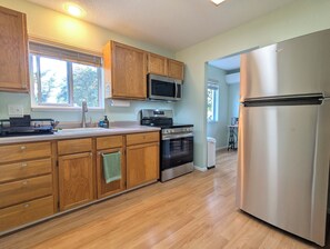 Refrigerador, microondas, horno y parrilla de estufa