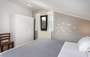 2 makuuhuonetta, tallelokero huoneessa, vauvan matkasänky