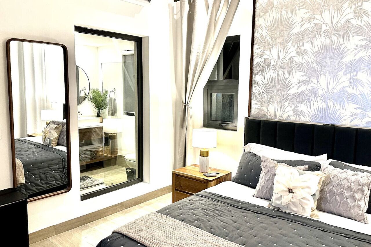 2 habitaciones, escritorio, tabla de planchar con plancha y wifi gratis 