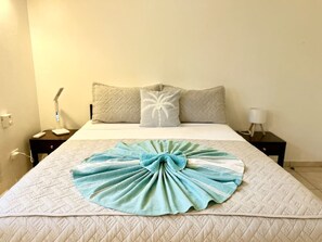 Desk, free WiFi, bed sheets - PROMO Beachfront sunsets with Starlink WIFI (Las Terrenas)