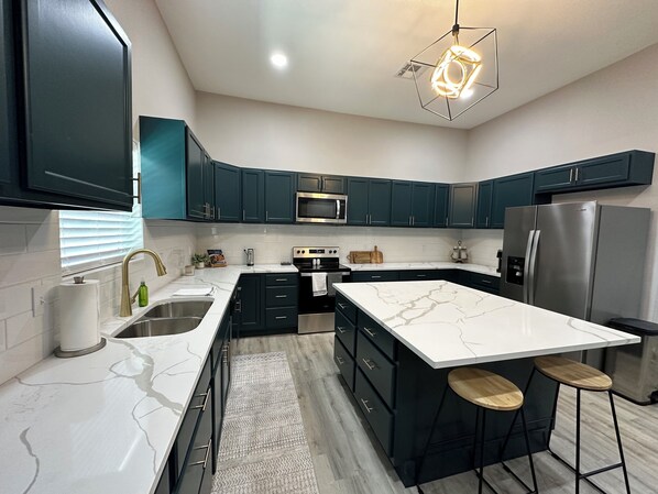 冷蔵庫、電子レンジ、オーブン、コンロ