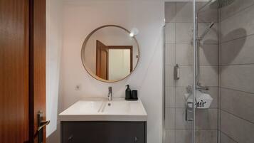 Ducha, secador de pelo y toallas