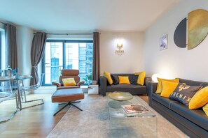 Living area - 24hr concierge, gym, pool, Museum, Shopping Centre (London)