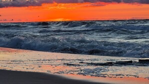 A beach with waves and a sunset. - Gorgeous home in Sarbinowo with WiFi (Sarbinowo)