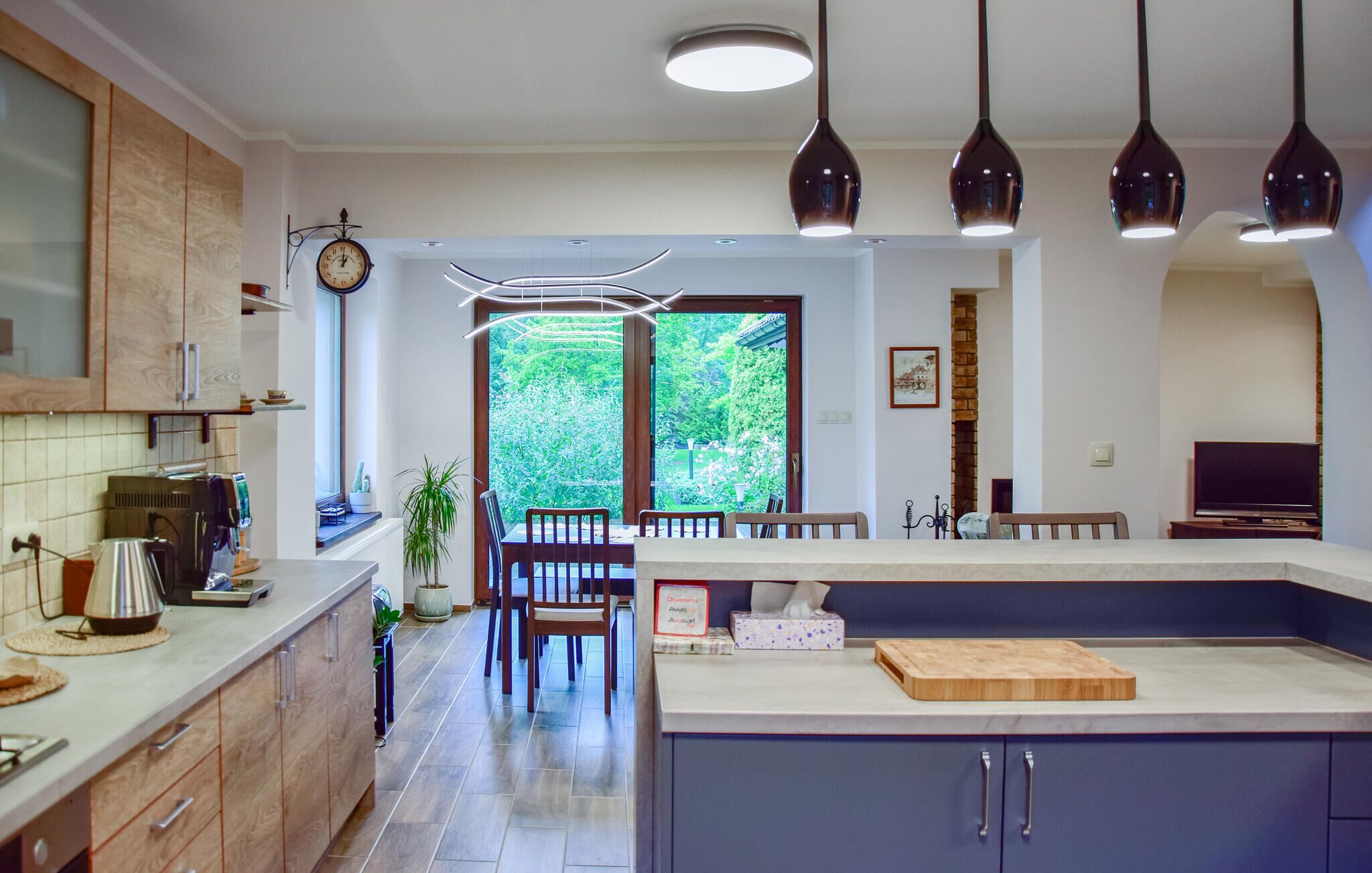 Refrigerador, horno, parrilla de estufa y cafetera y tetera 