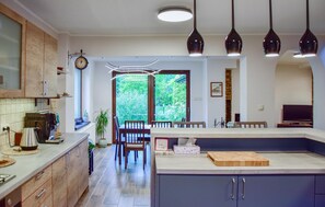 Jääkaappi, uuni, liesi, kahvin-/teenkeitin