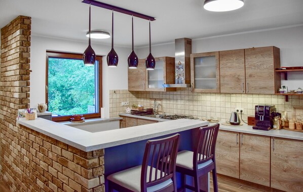 Jääkaappi, uuni, liesi, kahvin-/teenkeitin